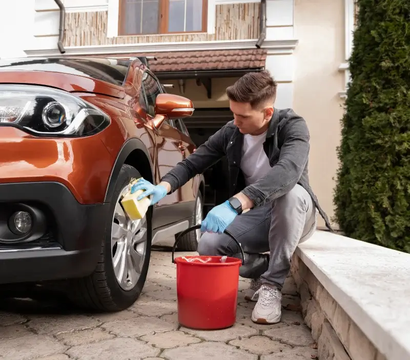 Lavage auto à domicile Gramat : professionnel intervenant sur un véhicule